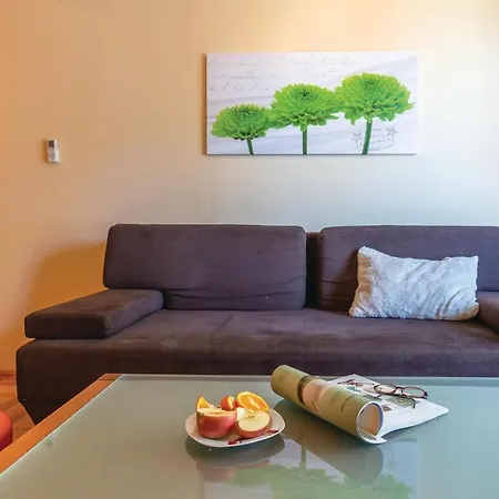 1 Bedroom Lovely In Makarska