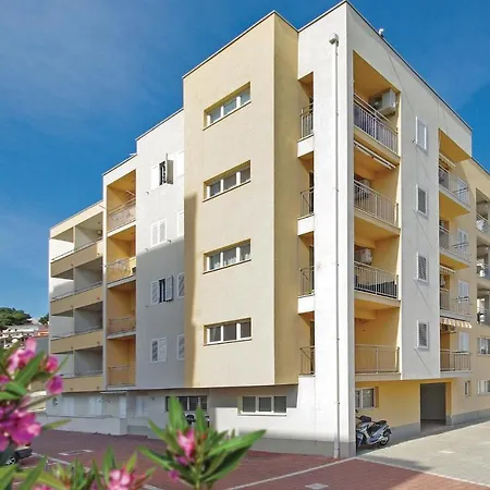 Apartament 1 Bedroom Lovely In Makarska