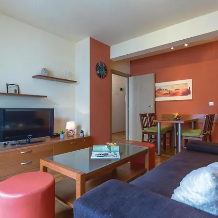 Apartament 1 Bedroom Lovely In Makarska