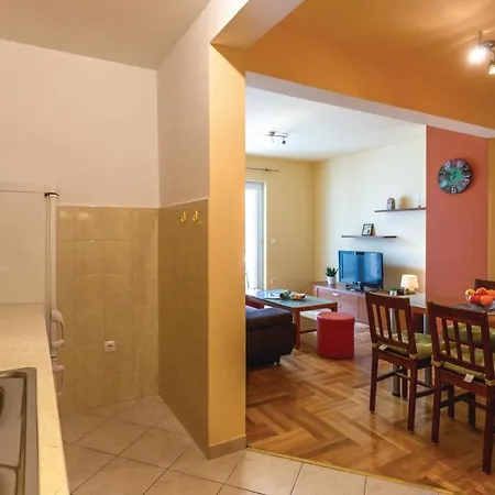 Apartament 1 Bedroom Lovely In Makarska