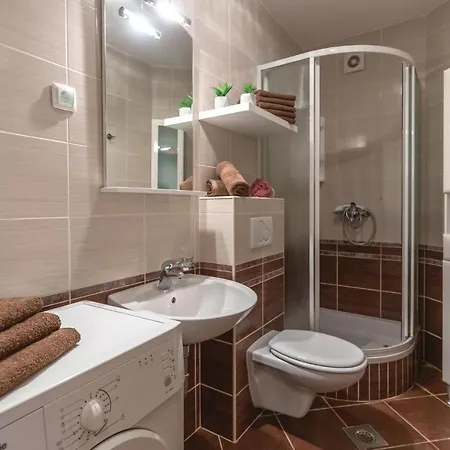 1 Bedroom Lovely In Apartament Makarska